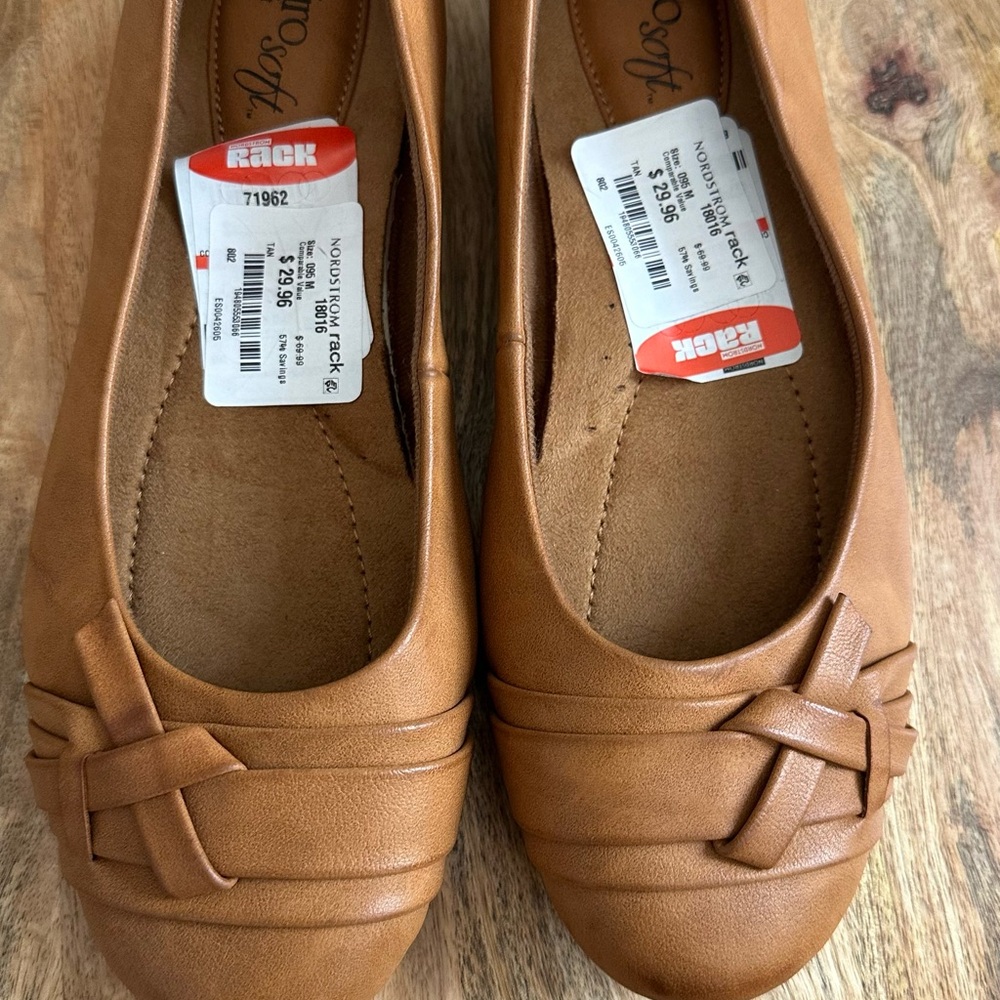 AEROSOLES Women's Tan Flats with Knot Design